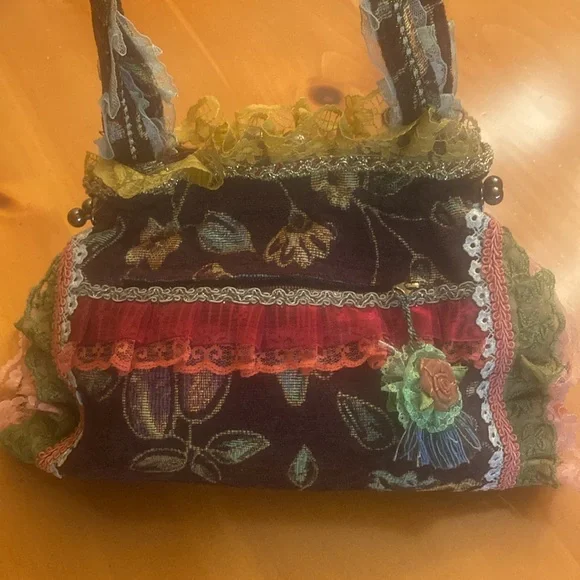 ❌❌SOLD❌❌ Vintage Grandma Carpet Bag Handmade Lace Tassels Flowers Gold Malon - Picture 14 of 16